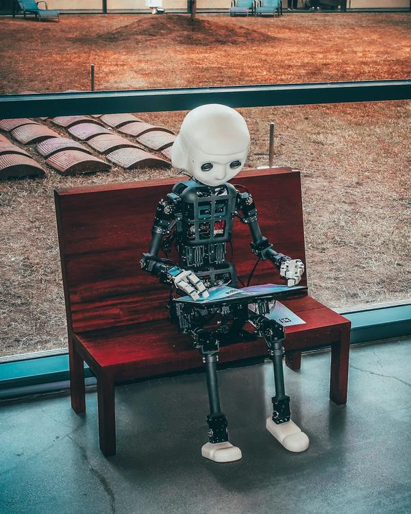 AI robot representing automated crawlers accessing a website, illustrating AI bot traffic to your blog